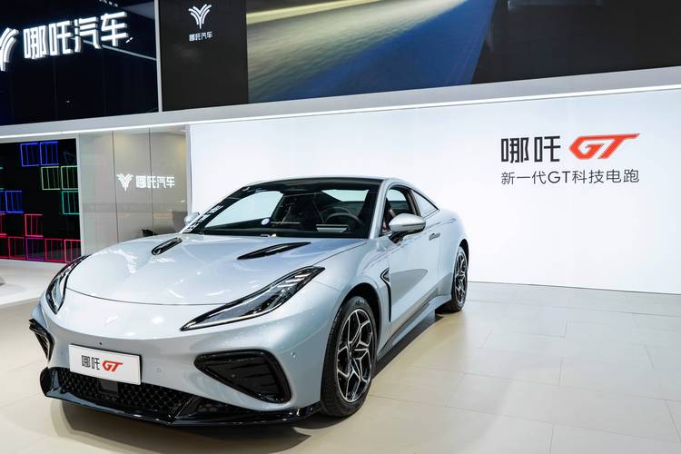 广州45哪吒汽车在智能汽车领域的表现，领途汽车在新能源汽车市场中的影响力